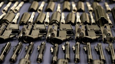 Armas desplegadas durante una conferencia de prensa del Departamento de Seguridad Interna en Miami sobre un operativo que desmanteló a una organización internacional que traficaba fusiles de asalto desde EEUU a Argentina y Brasil.