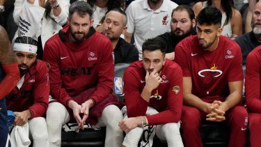 Los jugadores del Heat de Miami, sentados en el banquillo, ven la segunda mitad del cuarto duelo de las Finales ante los Nuggets de Denver, el viernes 9 de junio de 2023.