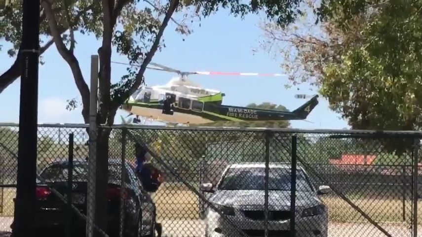 Un helicóptero del Miami Dade Fire Rescue aterriza en las inmediaciones de Coral Gable Hight School, tras el reporte de un tiroteo en un gimnasio en Village of Merrick Park.