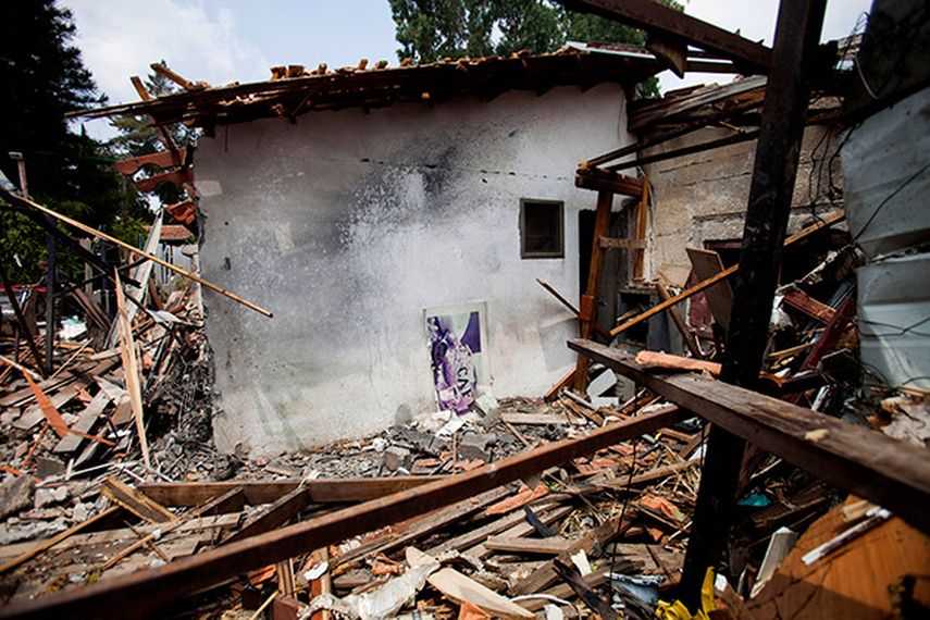 Esta fotografía muestra una casa destruida por un cohete disparado por extremistas palestinos desde Gaza, en Yahud, un suburbio de Tel Aviv cerca del aeropuerto, en el centro de Israel, el martes 22 de julio del 2014. (Foto AP)