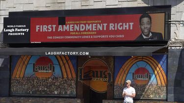 Un hombre parado bajo un mensaje de apoyo al comediante Chris Rock en la marquesina digital del club de comedia Laugh Factory, en Los Ángeles, el miércoles 30 de marzo de 2022. Rock fue abofeteado en el escenario por el ganador del Oscar al mejor actor, Will Smith, tras hacer un chiste sobre su esposa, Jada Pinkett Smith, durante la ceremonia del domingo.&nbsp;