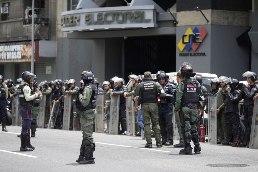 La policía y la Guardia Nacional, al servicio del régimen, se encuentran afuera del Consejo Nacional Electoral (CNE) el día después de las elecciones presidenciales en Caracas, Venezuela, el lunes 29 de julio de 2024.&nbsp;