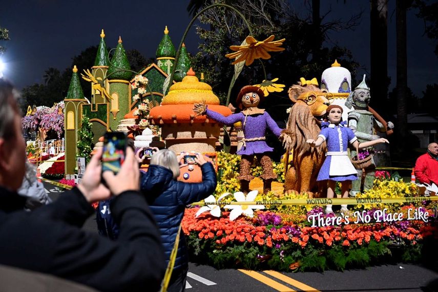 El carro de AHF titulado Theres No Place Like Home (No hay un lugar como el hogar) ganador del premio del Gran Mariscal al concepto más creativo y diseño de carro pasa por Colorado Boulevard en el 134o Desfile de las Rosas en Pasadena, California, el lunes 2 de enero de 2023.&nbsp;