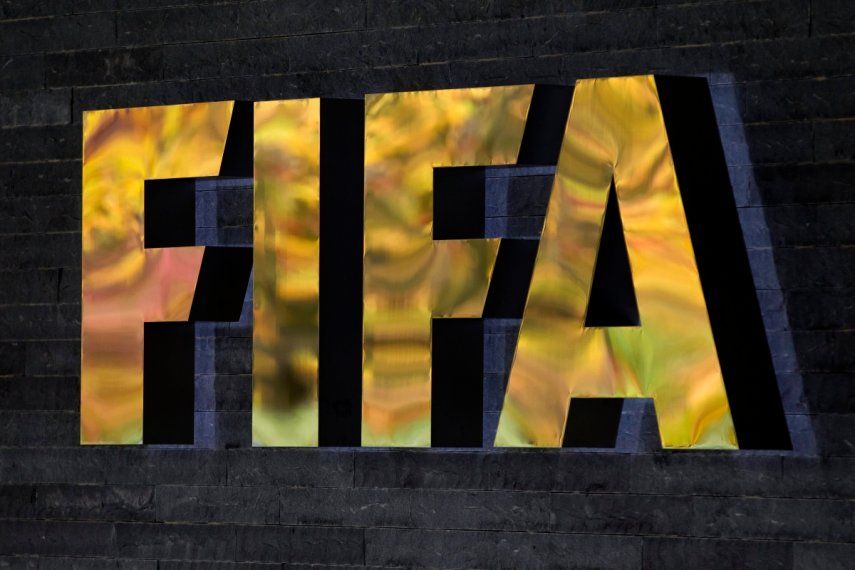 El logotipo de FIFA en su sede en Zurich, Suiza, en un evento el 25 de octubre de 2011. La nueva edición del Mundial de Clubes con 32 equipos ha generado preocupación sobre la salud mental y física de los jugadores.