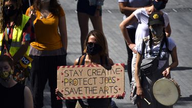 En esta foto del 1 de agosto de 2020, trabajadores del teatro protestan afuera del Teatro Nacional contra contra los despidos masivos de empleos mal pagados en las artes debido a la pandemia del coronavirus, en Londres.