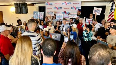 El senador Rick Scott encabeza un acto para celebrar el Mes de la Herencia Hispana junto a líderes de coaliciones hispanas de la Florida.