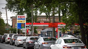 Vista parcial de una larga filas de automóviles, para comprar gasolina, en Carolina del Norte.