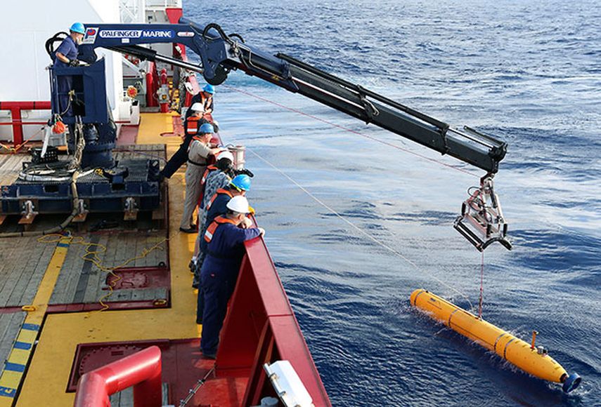 El barco australiano Ocean Shield deposita en el agua un sumergible teledirigido para participar en la búsqueda del avión malasio perdido. (Foto AP/Fuerzas de Defensa de Australia, teniente Kelli Lunt)