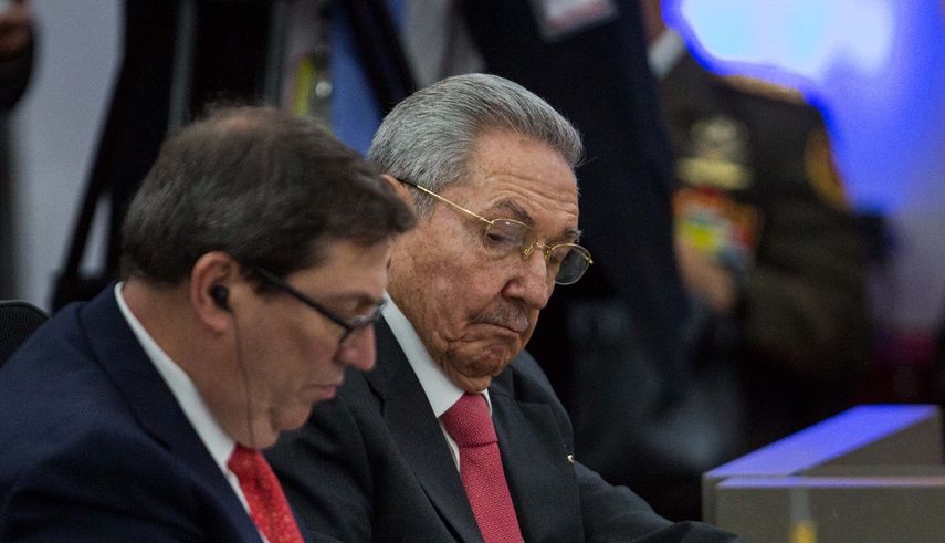 El gobernante Raúl Castro (izq.) debe dejar el poder el 19 de abril, cuando se instaure la nueva Asamblea Nacional en la isla.&nbsp;