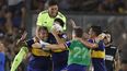 El delantero Carlos Tevez (derecha) celebra con sus compa&ntilde;eros de Boca Juniors tras la victoria ante Gimnasia y Esgrima para ganar el t&iacute;tulo de la Superliga argentina, el s&aacute;bado 7 de marzo de 2020.&nbsp;