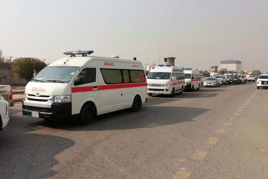 Ambulancias hacen fila frente al cuartel general de las Fuerzas de Movilización Popular después de que fue atacado desde el aire, el jueves 4 de enero de 2024, en Bagdad, Irak.&nbsp;