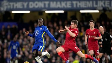 En foto del domingo 2 de enero del 2021, James Milner, del Liverpool busca quitarle el balón a NGolo Kante del Chelsea durante el encuentro de la Liga Premier. Un brote de coronavirus entre los jugadores y asistentes del Liverpool obliga a aplazar el primer partido de semifinales contra Arsenal en la Copa de la Liga inglesa, aumentando los retrasos en el fútbol inglés causados por la variante ómicron.&nbsp;
