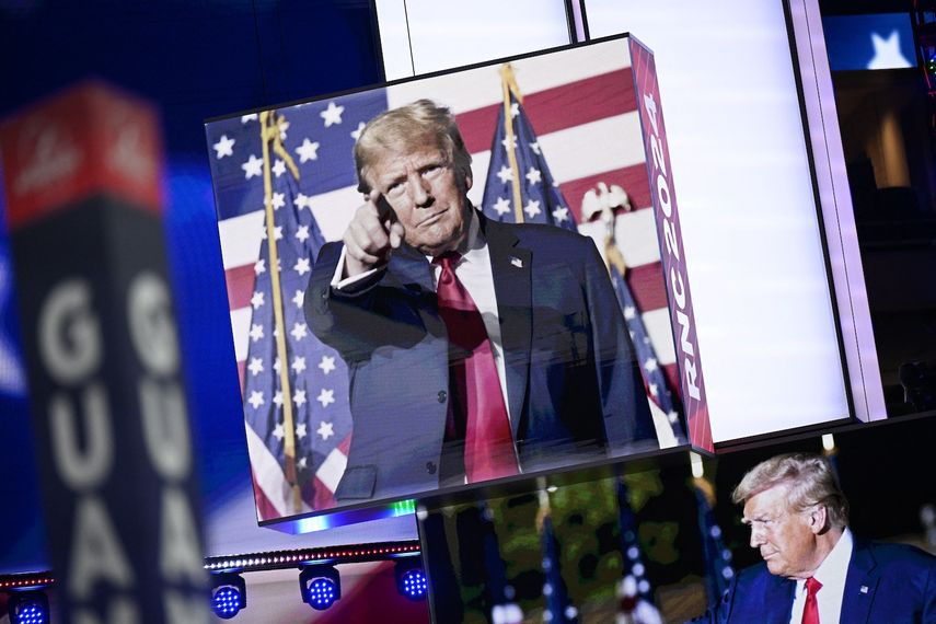 Imágenes de Donald Trump aparecen en las pantallas del escenario del Foro Fiserv el día antes de la Convención Nacional Republicana (RNC) el 14 de julio de 2024, en Milwaukee, Wisconsin. La RNC se llevará a cabo en Milwaukee del 15 al 18 de julio.&nbsp;