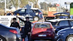 Oficiales de la Policía Científica de Sevilla, España, son vistos en la gasolinera donde falleció&nbsp;Manuel Jiménez Galbarro tras recibir dos disparos a manos del exmilitar cubano&nbsp;Alberto Hernández Blanco.