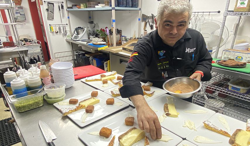 El chef Antonio Puertas prepara uno de sus postres.