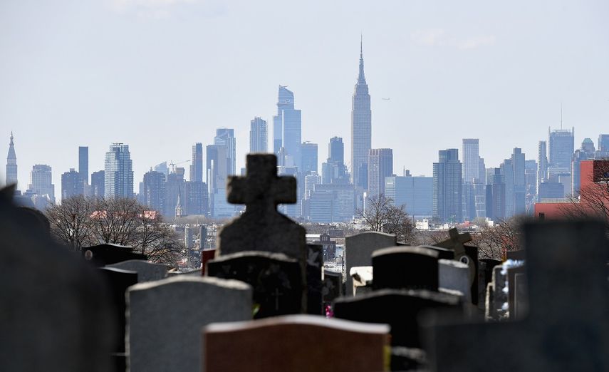 Vista de varias l&aacute;pidas en el cementerio&nbsp;Linden Hill Methodist&nbsp;con una vista al fondo de&nbsp;Manhattan, el 7 de abril de 2020, en Nueva York.