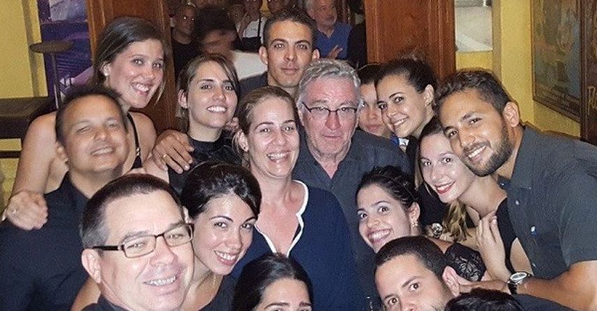 Robert de Niro posa junto a empleados de La Guarida (TWITTER: @NewsTodoFamosos)