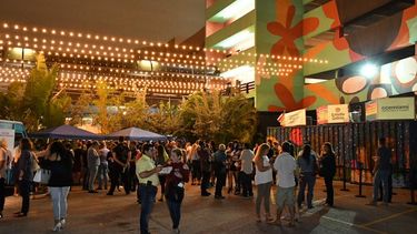 Las pequeñas obras de teatro son presentadas en contenedores climatizados.