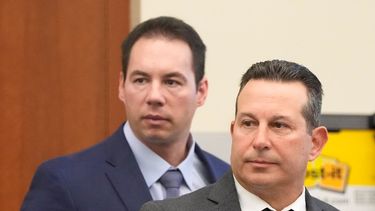 El doctor William Husel, izquierda, y su abogado Jose Baez durante el juicio de Husel en Columbus, Ohio.