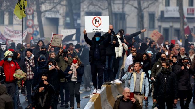Manifestación contra las nuevas restricciones impuestas por el gobierno de Bélgica para frenar la propagación del COVID-19 y la vacunación obligatoria en Bruselas el 21 de noviembre de 2021. &nbsp;