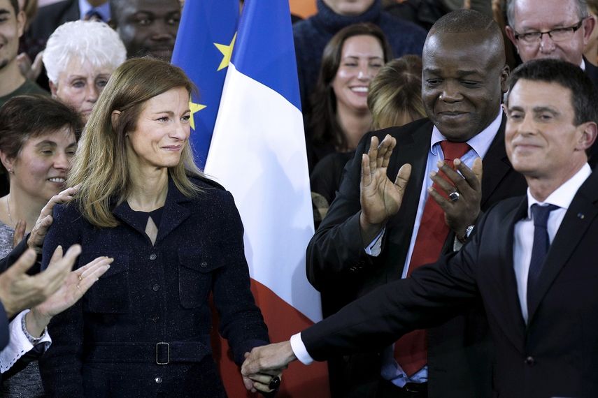 El primer ministro francés,&nbsp;Manuel&nbsp;Valls, sostiene la mano de su esposa Anne Gravoin, tras presentar su candidatura a las primarias socialistas