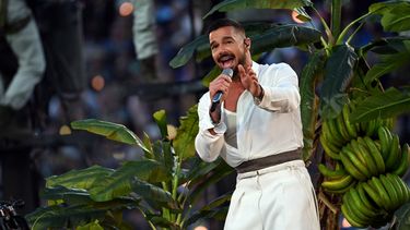 Ricky Martin actúa en el medio tiempo del Super Bowl.