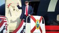 El candidato presidencial republicano&nbsp;Donald&nbsp;Trump&nbsp;saluda al llegar a un evento de campaña&nbsp;electoral en el aeropuerto internacional de Sanford, Florida.