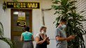 Cubanos salen de una sucursal de Western Union en La Habana. Cubanos salen de una sucursal de Western Union en La Habana.