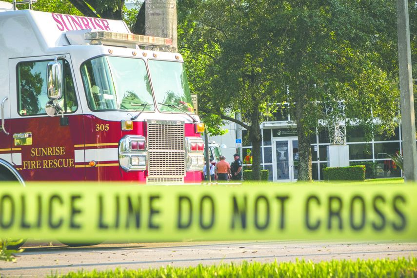 Bomberos y agentes policíacos llegan al edificio en el cual se encuentra la oficina de la legisladora demócrata Debbie Wasserman Schultz, en la Florida.&nbsp;
