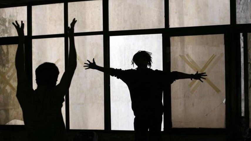 Dos bailarines cubanos ensayan en un estudio en La Habana.