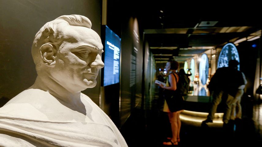 Una estatua del tenor italiano y la leyenda de la ópera Enrico Caruso se ve en el Museo Enrico Caruso, ubicado en el Palacio Real de la ciudad (Palazzo Reale), en el museo de Nápoles, el 19 de julio de 2023.