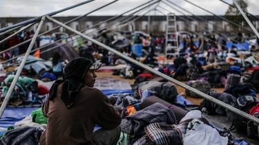 Miles de migrantes centroamericanos que llegan a la frontera esperan solicitar asilo en EEUU.