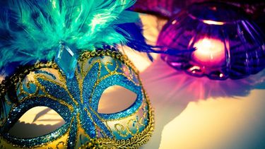 Celebra el Mardi Gras con una vestimenta colorida en familia
