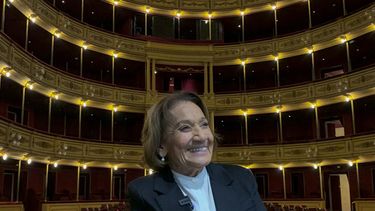 La actriz uruguaya Cristina Morán sonríe durante una entrevista en el teatro Solís de Montevideo el 15 de agosto de 2021.