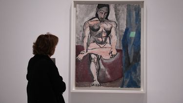 Una mujer observa una de las obras de la muestra Picasso 1906. La gran transformación en el Museo Reina Sofía el 13 de noviembre de 2023, en Madrid (España).