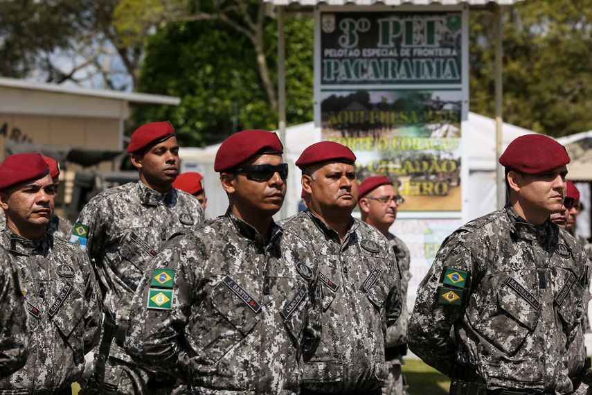 Fotografía cedida por la Presidencia de&nbsp;Brasil, muestra soldados de la Fuerza Nacional de Seguridad que llegan a la ciudad de Pacaraima en el estado de Roraima (Brasil) frontera con Venezuela hoy, martes 21 de agosto de 2018.