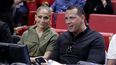En esta foto de archivo del 13 de diciembre de 2019, JLo, a la izquierda, y Alex Rodríguez sentados en la cancha durante un juego de baloncesto de la NBA entre los Miami Heat y Los Angeles Lakers en Miami.&nbsp;