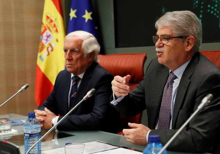 La prensa oficialista de la isla se cuestiona al ministro de Asuntos Exteriores y Cooperación de España,&nbsp;Alfonso&nbsp;Dastis&nbsp;(d).