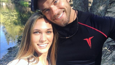 El actor Kellan Lutz junto a su prometida.