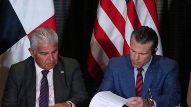 El presidente de Panamá, José Raúl Mulino, observa la firma de un acuerdo bilateral por parte del secretario de Defensa de EE. UU., Pete Hegseth, en la Ciudad de Panamá el 9 de abril de 2025. Hegseth llegó a Panamá para asistir a la cumbre regional de seguridad y para reafirmar el interés de la administración Trump en el canal. (Foto de Franco BRANA / AFP)