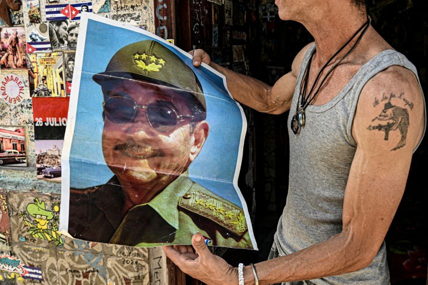 Cubano muestra afiche del dictador Raúl Castro. La Habana, Cuba.&nbsp;