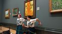 Una foto del grupo de campaña climática Just Stop Oil muestra a los activistas con las manos pegadas a la pared debajo de los Girasoles de Vincent van Gogh después de arrojar sopa de tomate sobre la pintura en la Galería Nacional en el centro de Londres el 14 de octubre de 2022. Museos internacionales rechazan estas acciones.