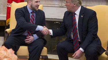 A la información sobre la excarcelación se adelantó el presidente de EEUU, Donald Trump, quien desde su cuenta de Twitter afirmó que estaría recibiendo a la pareja en la Casa Blanca en la tarde, como así fue.