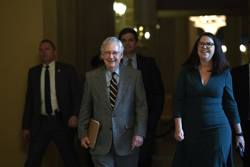 El l&iacute;der de la mayor&iacute;a en el Senado Mitch McConnell camina en el Capitolio, Washington, el viernes 3 de enero de 2020.&nbsp;