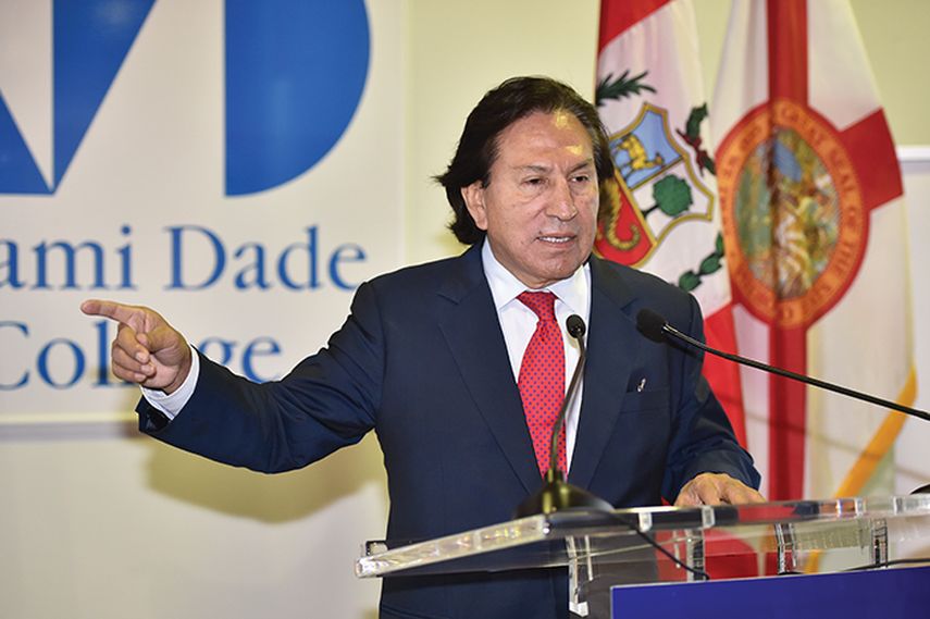 El expresidente peruano Alejandro Toledo habla durante una conferencia en el Miami Dade College. (ÁLVARO MATA)