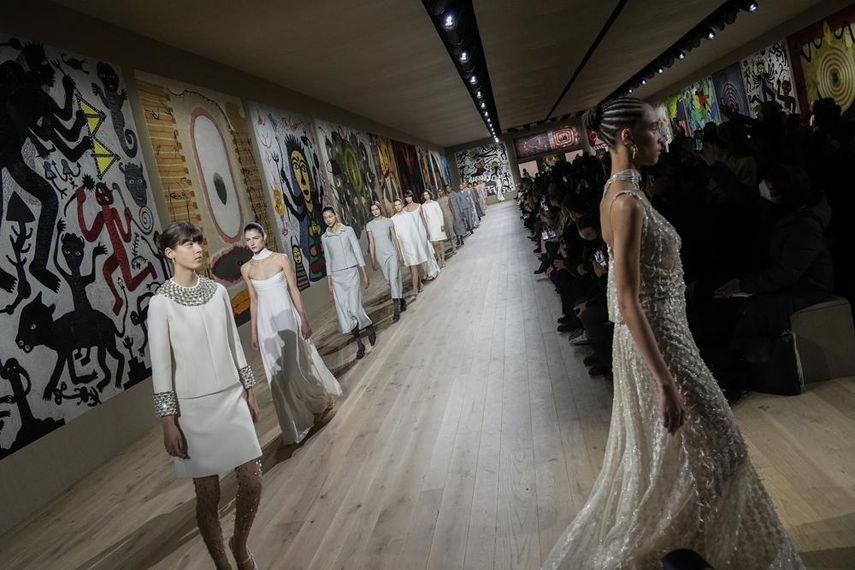 Modelos presentan creaciones de la colección primavera verano 2022 de Dior en París, el 24 de enero de 2022.