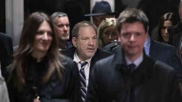 Harvey Weinstein, en el centro, sale de la corte rodeado de sus abogados Donna Rotunno, a la izquierda, y Damon Cheronis, durante su juicio por violaci&oacute;n y abuso sexual en Nueva York el jueves 13 de febrero del 2020.&nbsp;
