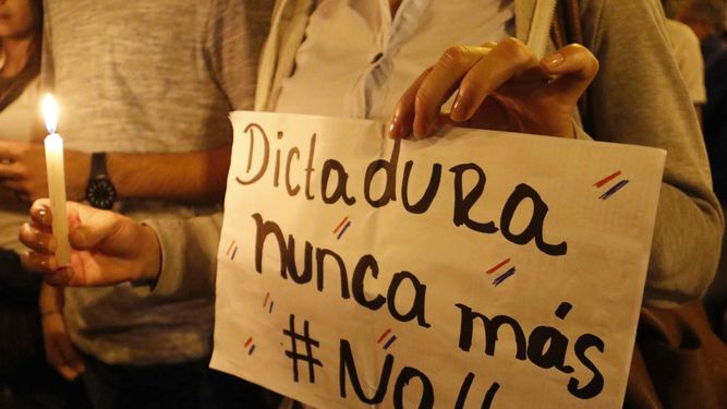 Miles de personas se manifiestaron contra la reelección presidencial frente a la sede del Congreso en Asunción.