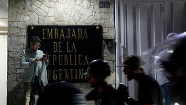 Maduro, han amenazado con tomar acciones contra la legación diplomática en Buenos Aires. Esta acusación surgió después de que Patricia Bullrich, ministra de Seguridad argentina, mencionara que estaba en la sede diplomática esperando los resultados electorales