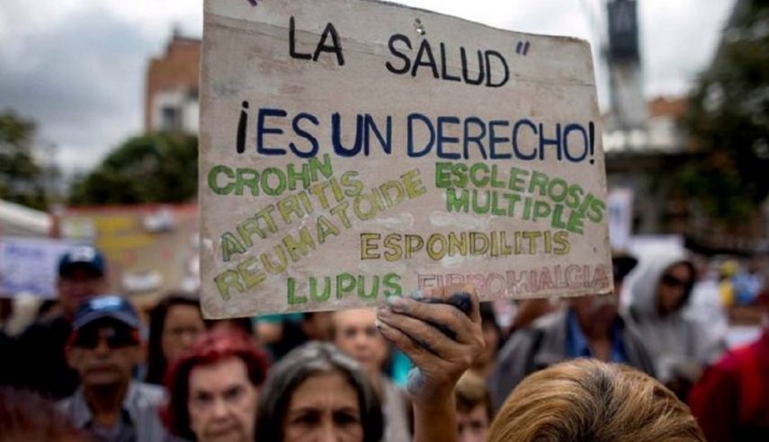 Una mujer muestra un cartel durante una protesta por la escasez de medicinas y tratamientos para la salud en Caracas, Venezuela.